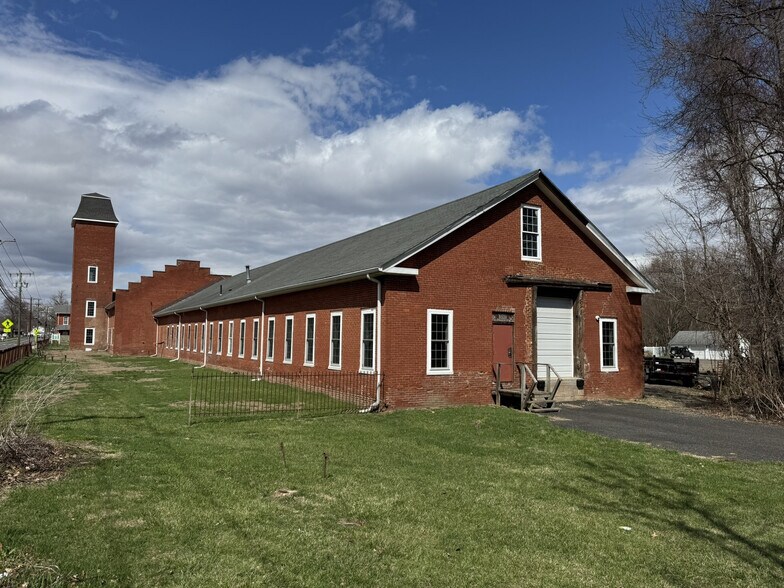 More Photos Of 132 Main St, East Windsor Manufacturing For Lease