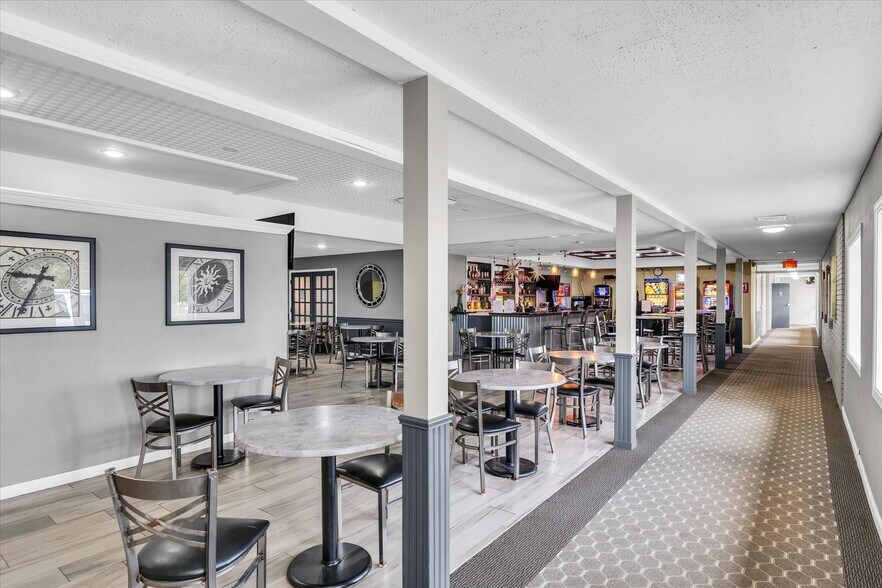 More Photos Of 1907 N Cunningham Ave, Urbana Hotel For Sale