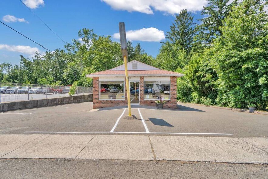 90 S Broad St, Meriden, CT 06450 Restaurant For Sale