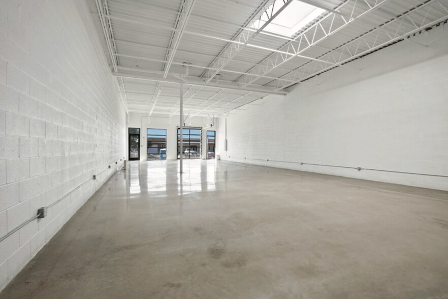 More Photos Of 4744 Gretna St, Dallas Showroom For Lease