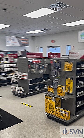 More Photos Of 36 W Chatham Ct, Garden City Showroom For Lease