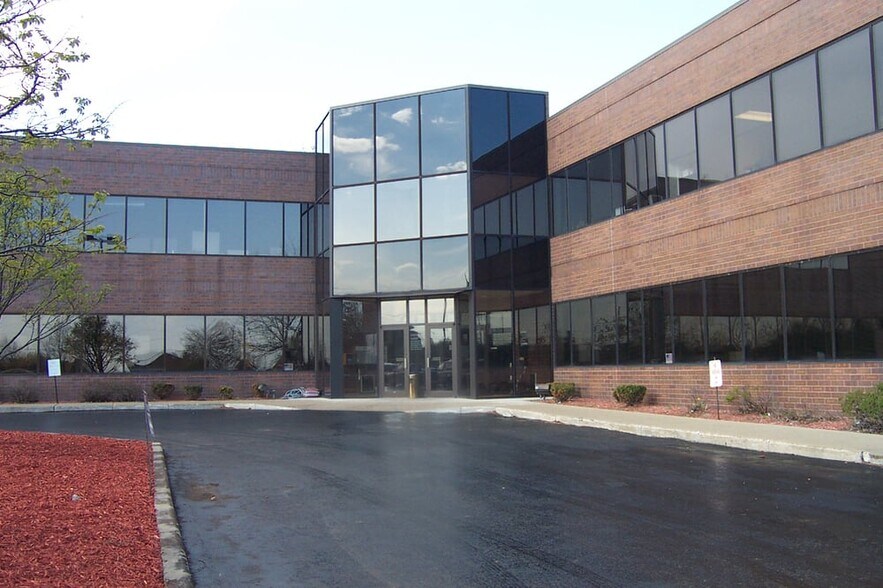 More Photos Of 601-611 N Barker Rd, Brookfield Office For Lease