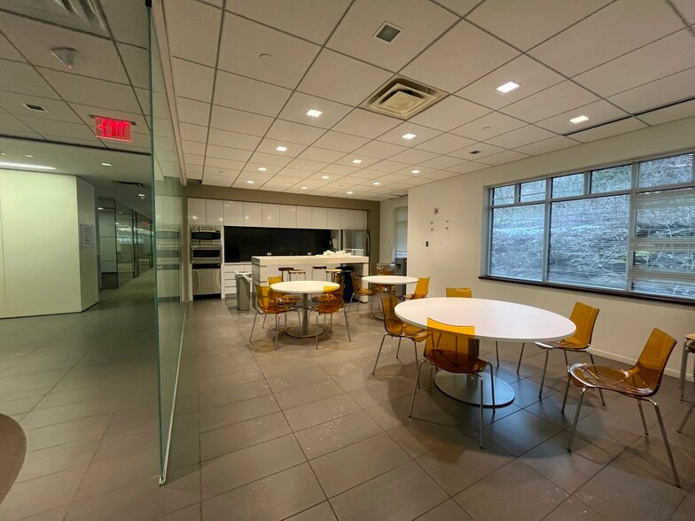 More Photos Of 550 Essjay Rd, Williamsville Loft Creative Space For Lease