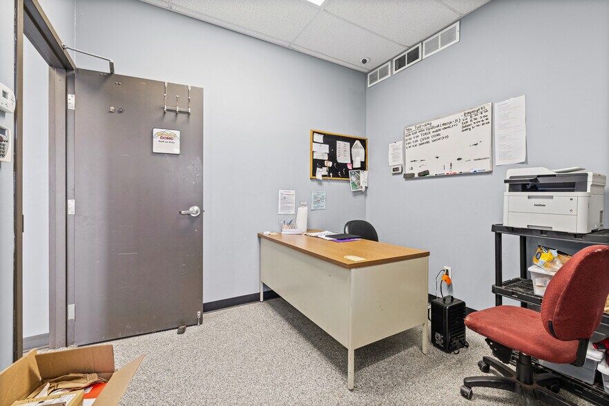 More Photos Of 901 Cannon Rd S, Dundas Sports And Entertainment For Sale