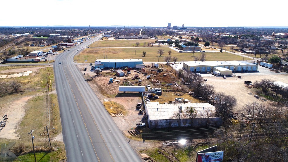 More Photos Of 1902 N Treadaway Blvd, Abilene Showroom For Sale
