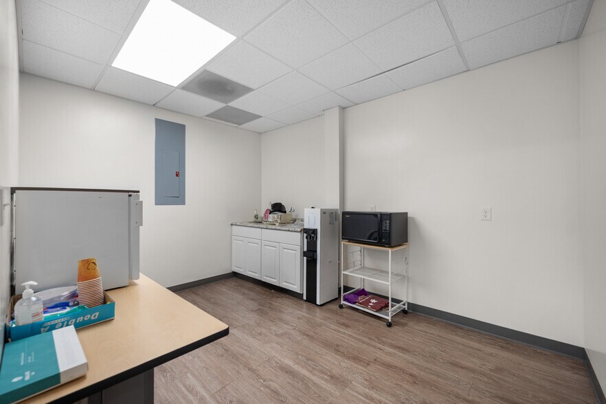 More Photos Of 3360 W Olympic Blvd, Los Angeles Office For Lease