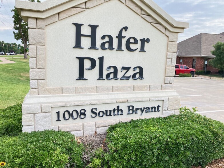 More Photos Of 1008 S Bryant Ave, Edmond Office For Lease