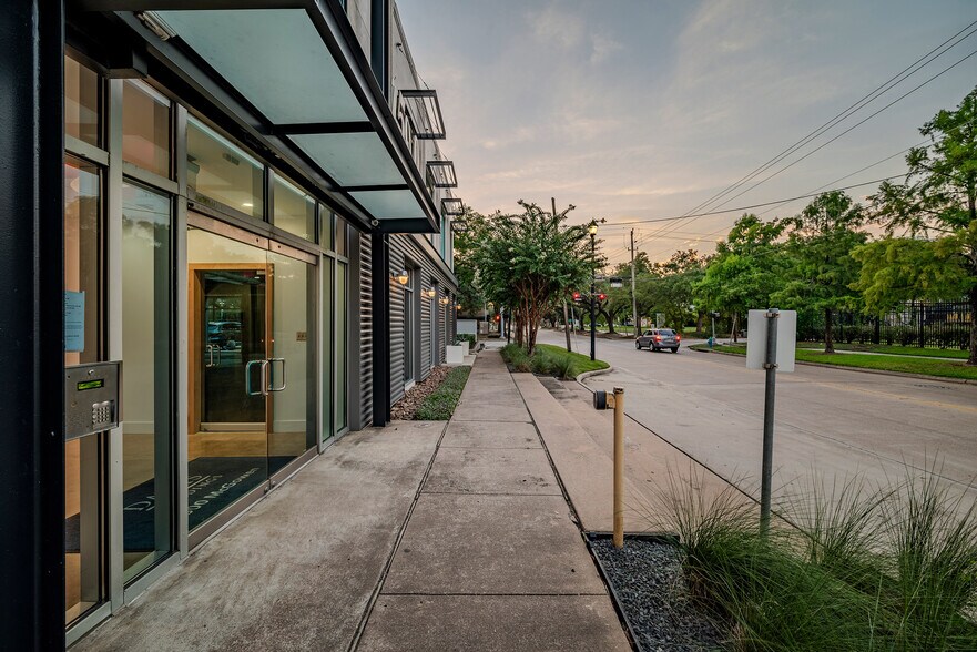 More Photos Of 1500 McGowen St, Houston Restaurant For Lease