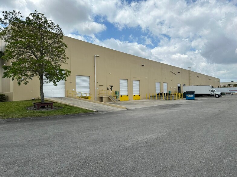 More Photos Of 1901 Green Rd, Deerfield Beach Warehouse For Lease