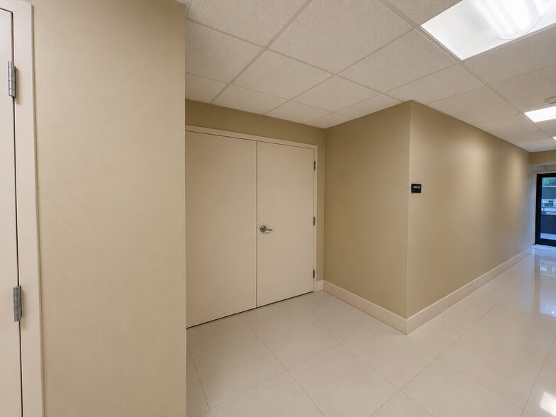 More Photos Of 8476 SW 40th St, Miami Storefront Retail Office For Lease