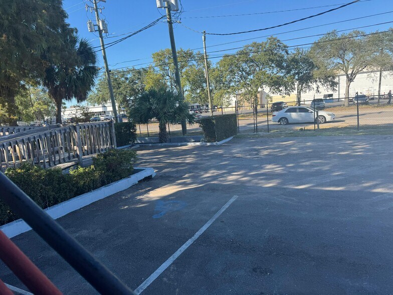 More Photos Of 4006 W Crest Ave, Tampa Industrial For Lease