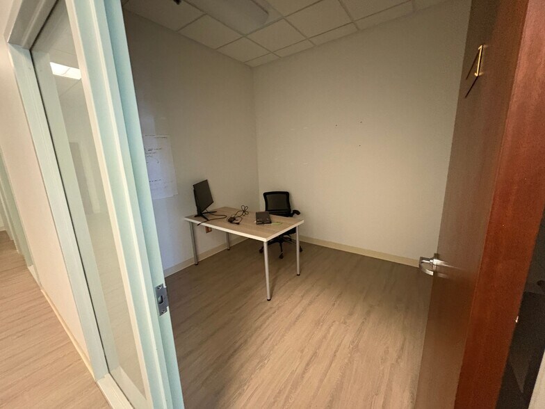 More Photos Of 45305 Catalina Ct, Sterling Showroom For Sale