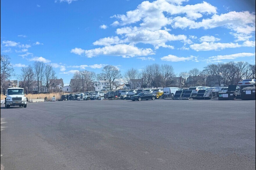 More Photos Of 300 Ferry Blvd, Stratford Freestanding For Lease