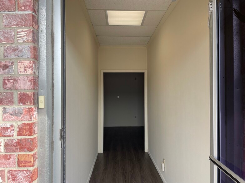 More Photos Of 204 W Coombs St, Alvin Medical For Lease