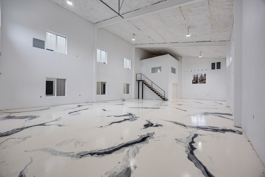 More Photos Of 3802 Houston St, Austin Showroom For Lease