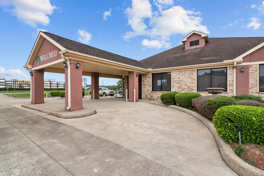 More Photos Of 10611 W Fairmont Pky, La Porte Medical For Lease