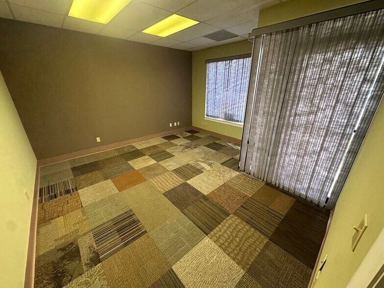 More Photos Of 9225 Ulmerton Rd, Largo Light Manufacturing For Sale