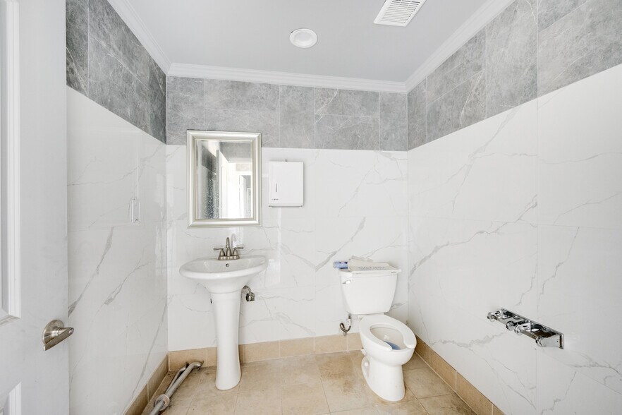 More Photos Of 6500 Foothill Blvd, Tujunga Restaurant For Sale