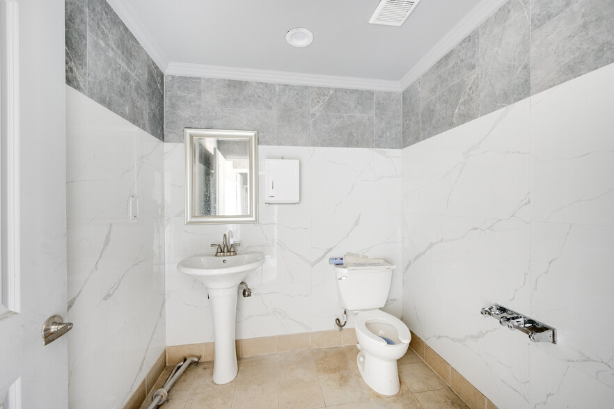 More Photos Of 6500 Foothill Blvd, Tujunga Restaurant For Sale