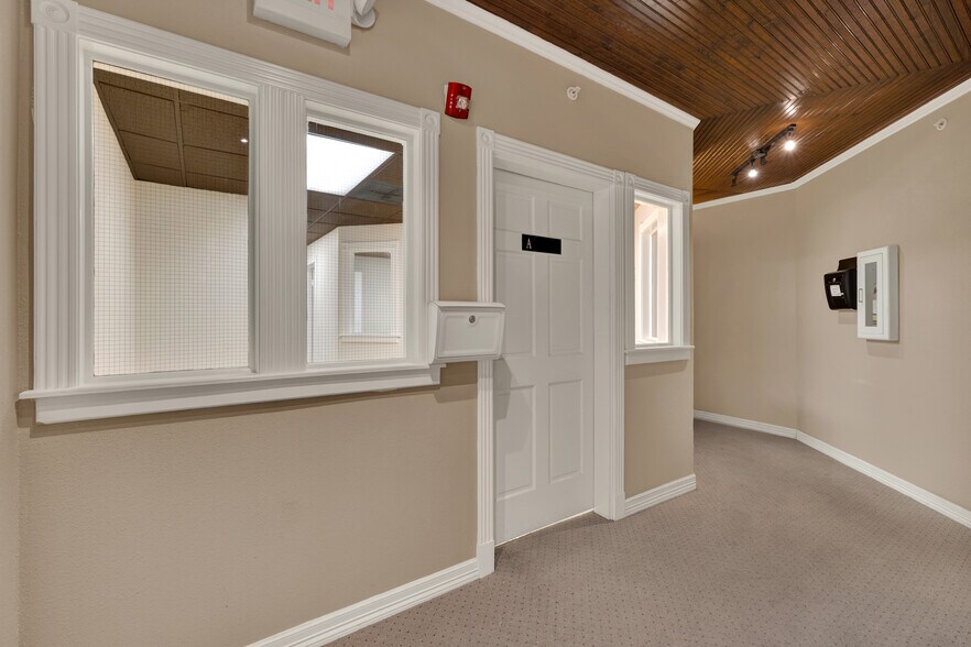 More Photos Of 139 E Hopkins St, San Marcos Bar For Sale