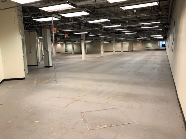 More Photos Of 2515 50th St, Woodside Warehouse For Lease