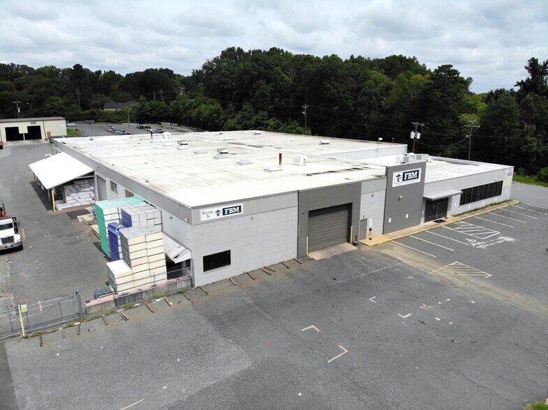 More Photos Of 900 S Thomasboro Dr, Charlotte Distribution For Lease