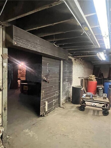 More Photos Of 1621 N 25th St, Kansas City Light Manufacturing For Sale