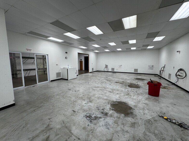 More Photos Of 1045 Parkview St, Constantine Warehouse For Sale