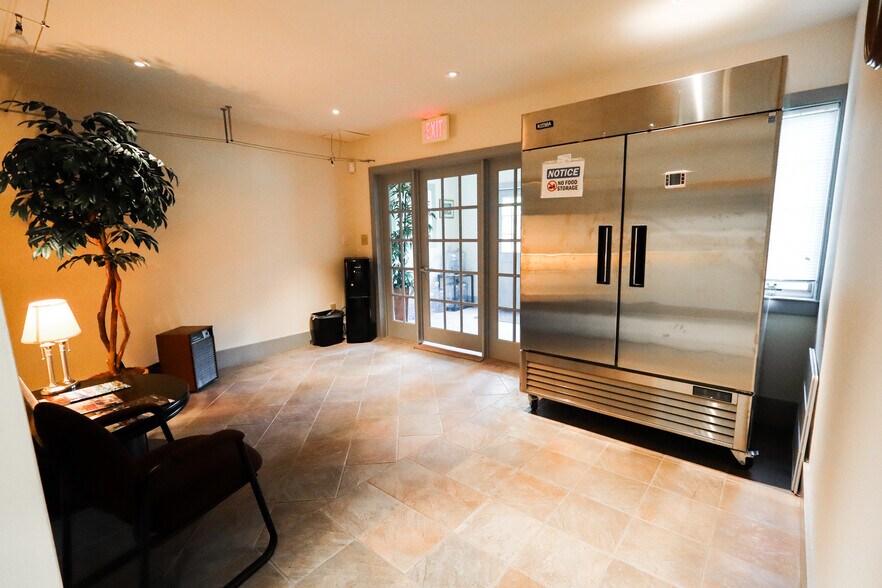 More Photos Of 3 Mapleton Rd, Princeton Office For Sale