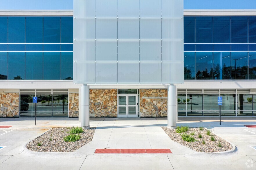 More Photos Of 8601 W Dodge Rd, Omaha Office For Lease