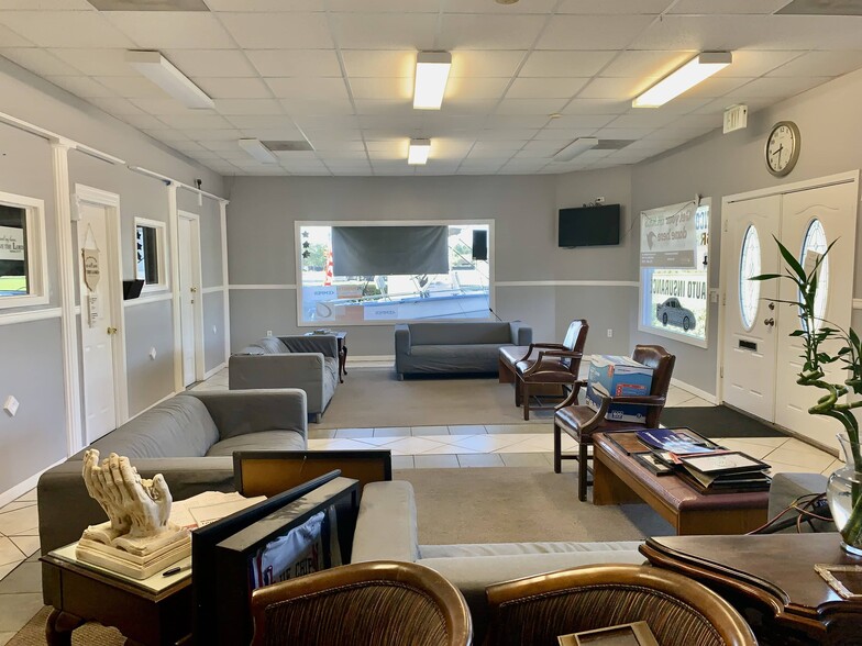 More Photos Of 2555 Allen Genoa Rd, Pasadena Freestanding For Sale