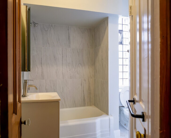 More Photos Of 2100 N Hoyne Ave, Chicago Apartments For Sale