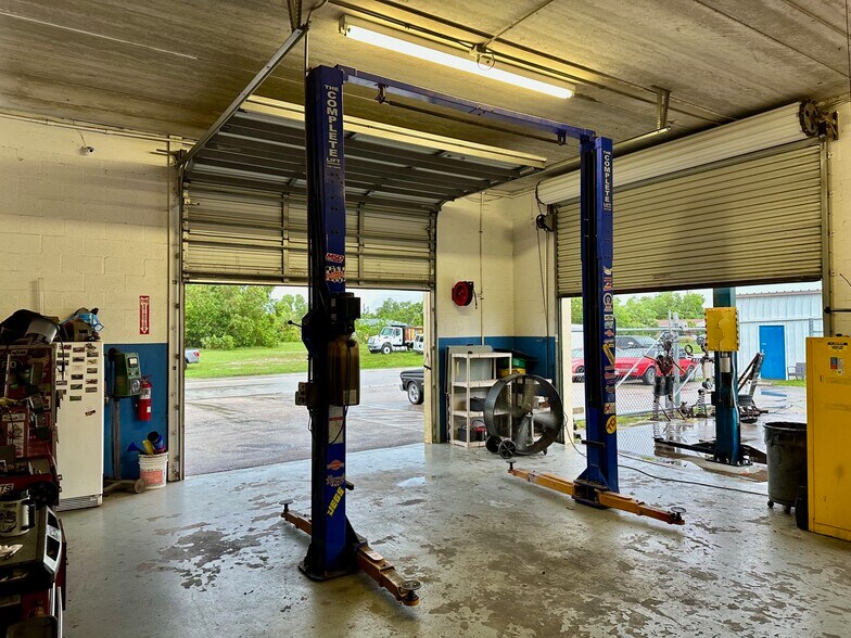 More Photos Of 1002 SE 9th St, Cape Coral Service For Sale