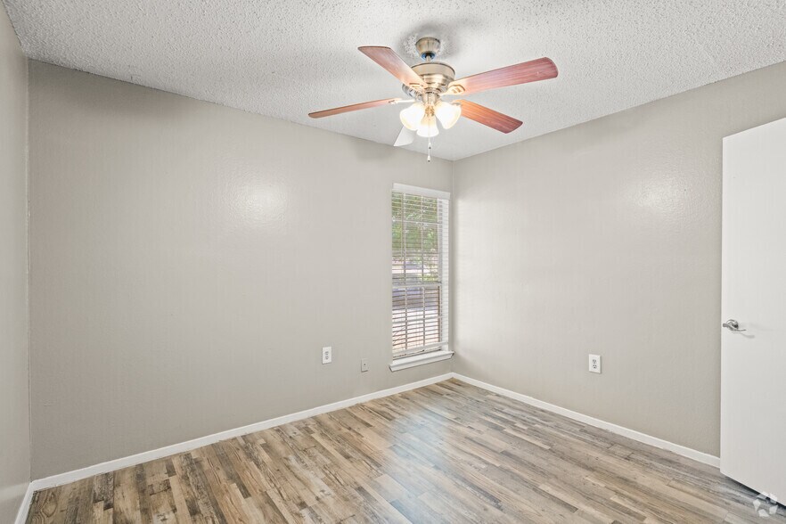 More Photos Of 711 Grand Ct, Arlington Apartments For Sale