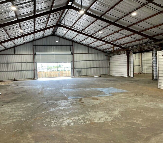 More Photos Of 1201 Lakeshore Dr, Lake Charles Distribution For Lease