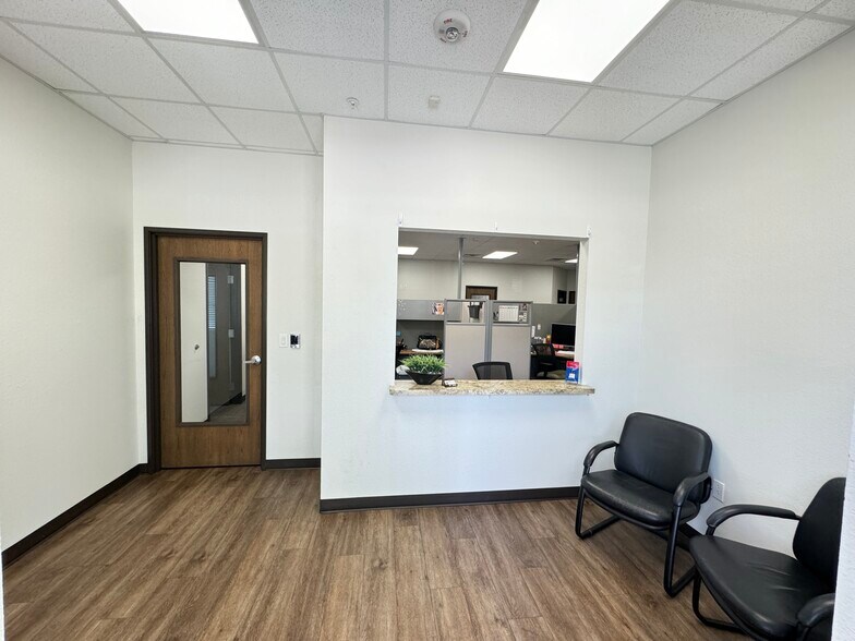 More Photos Of 1011 Surrey Ln, Flower Mound Office For Lease