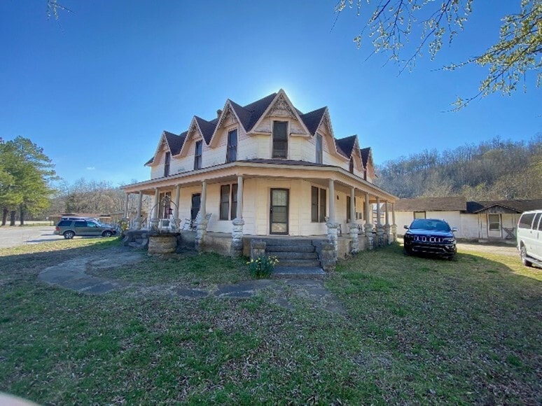 Primary Photo Of 304 East Court Street, Jasper Hotel For Sale