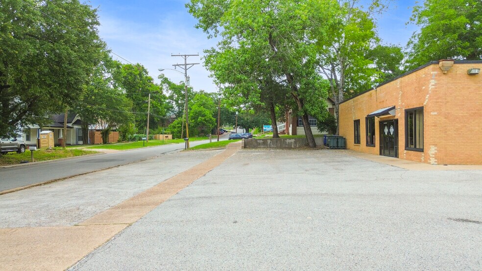 More Photos Of 929 University Ave, Huntsville Storefront Retail Office For Lease