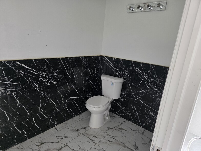 More Photos Of 983-985 Church St, Baldwin Storefront Retail Office For Lease