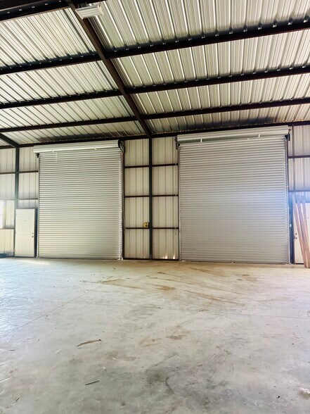 More Photos Of 12500 US-183 Hwy, Luling Warehouse For Lease