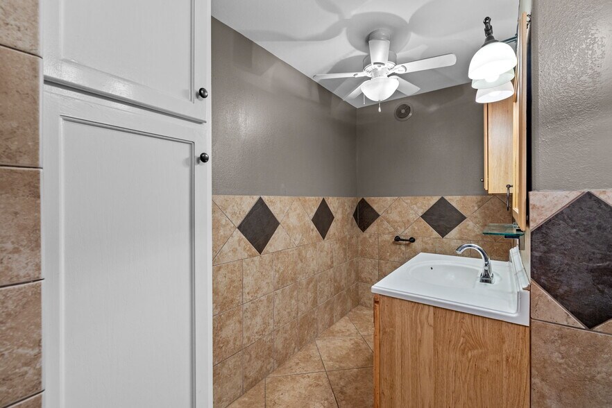 More Photos Of 7648 Broadview Dr, Houston Apartments For Sale