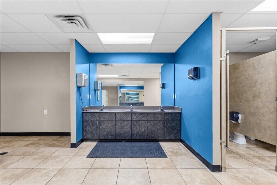 More Photos Of 15043 Main St, Alachua Showroom For Sale