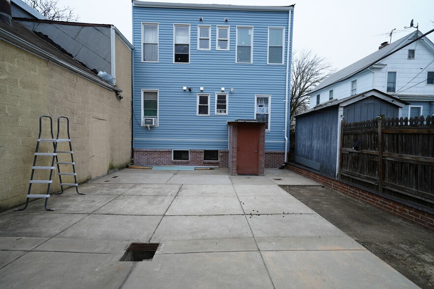 More Photos Of 7037 72nd Pl, Glendale Apartments For Sale