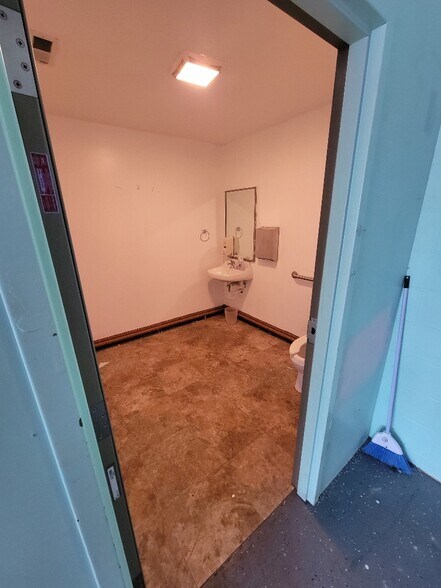 More Photos Of 1990 Elm St, Dubuque General Retail For Sale