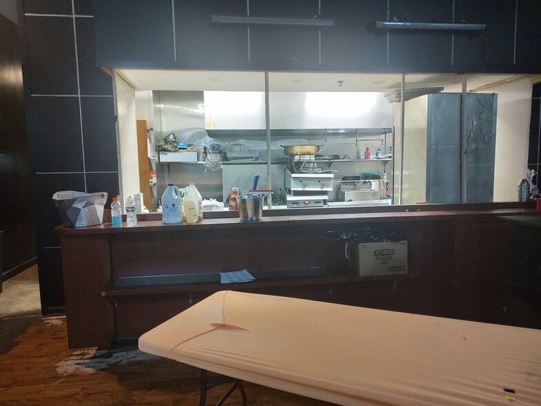 More Photos Of 10 S Calvert St, Baltimore Bar For Sale