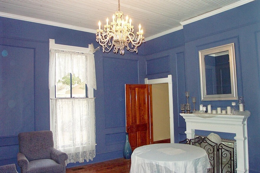 More Photos Of 27 Sycamore St, Jefferson Specialty For Lease