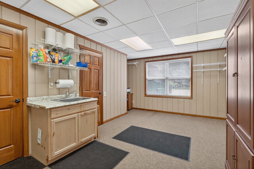 More Photos Of 638 Main St, Columbia Office For Sale