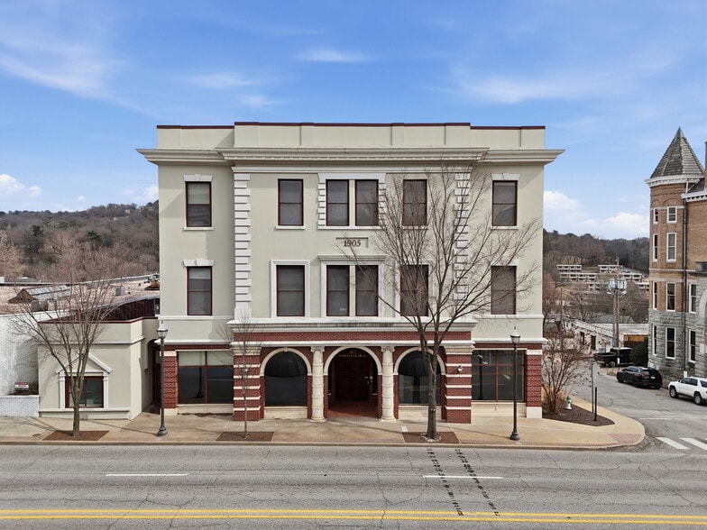 More Photos Of 2 N College Ave, Fayetteville Office For Lease