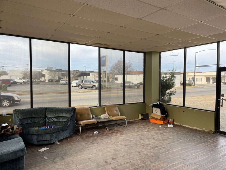 More Photos Of 211 S Hutchinson Ave, Adel Auto Repair For Sale