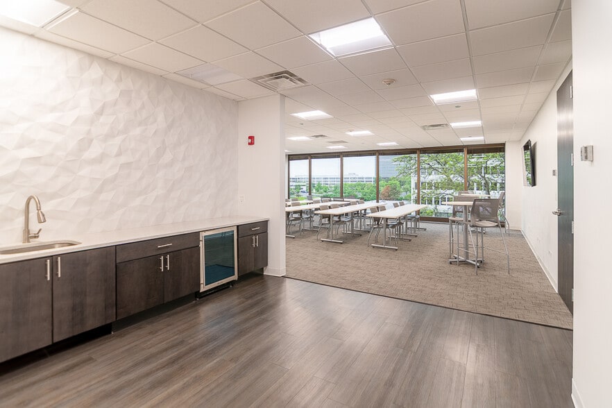 More Photos Of 1701 E Woodfield Rd, Schaumburg Office For Lease